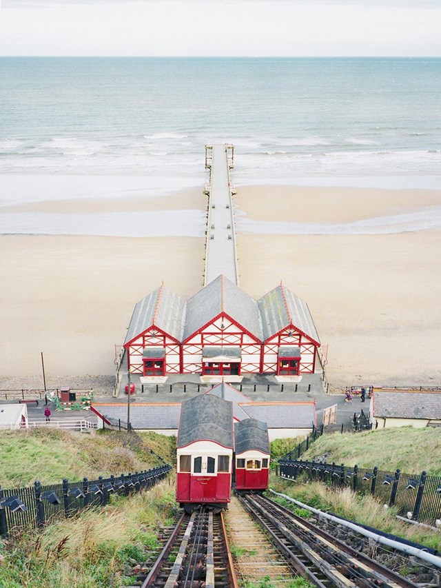 Bức ảnh tiếp theo lọt v&agrave;o chung kết The Independent Photographer chụp tại bến t&agrave;u Saltburn, Vương quốc Anh. Đ&acirc;y l&agrave; bến t&agrave;u cuối c&ugrave;ng c&ograve;n s&oacute;t lại ở Yorkshire. Ảnh:&nbsp;Frank Lassak.